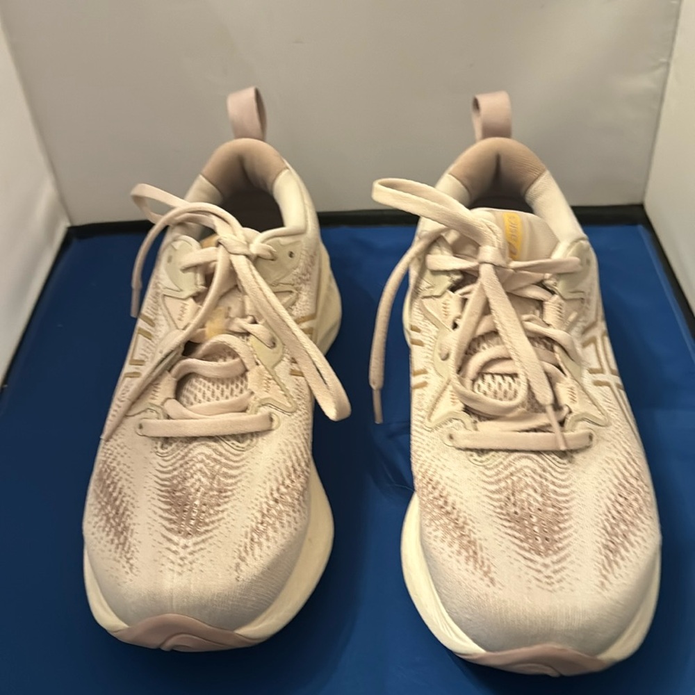 ASICS women’s gel shoes 9.5